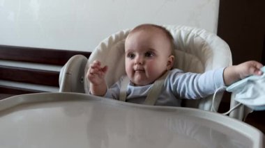 Çocuk yüz maskesi takıyor. Karantina.