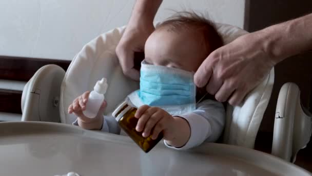 Retrato de close-up de uma criança em máscara médica que está brincando com medicamentos . — Vídeo de Stock