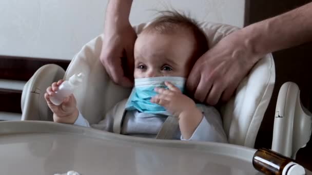 Retrato de uma criança em máscara médica que está brincando com medicamentos . — Vídeo de Stock