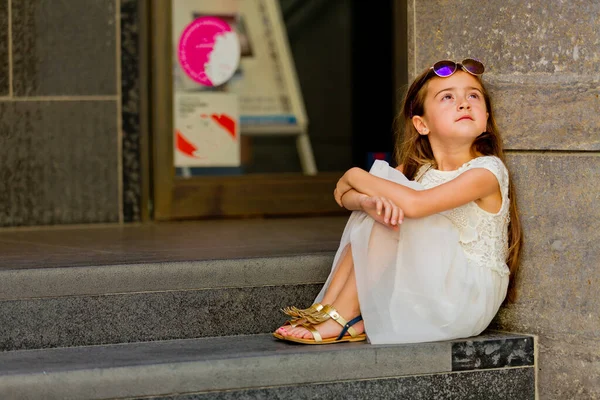 Маленька Дівчинка Білій Сукні Сидить Сходах Дивиться Вгору — стокове фото