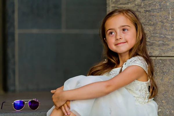 Niña Vestida Blanco Está Sentada Las Escaleras Mirando Hacia Arriba — Foto de Stock