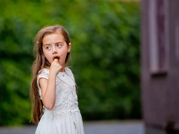 Маленька Дівчинка Білій Сукні Їсть Морозиво — стокове фото