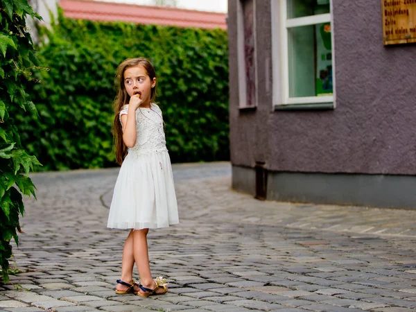 Malá Holka Bílých Šatech Zmrzlinu — Stock fotografie