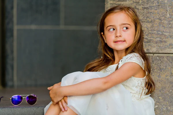 Κοριτσάκι Λευκό Φόρεμα Κάθεται Στις Σκάλες Και Κοιτάει Πάνω Κοντινό — Φωτογραφία Αρχείου