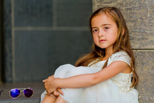 Beyaz Elbiseli Küçük Kız Merdivenlerde Oturuyor Kameraya Bakıyor Yakın Plan — Stok fotoğraf