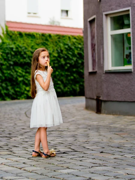 Маленька Дівчинка Білій Сукні Їсть Морозиво — стокове фото