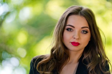 Şehirde genç ve çekici bir kızın portresi. Yakın plan..