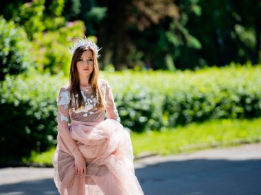 Parktaki sokakta elbise giymiş güzel bir kız..