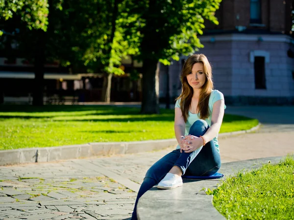 Portret Van Een Jong Aantrekkelijk Meisje Stad — Stockfoto