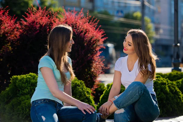 Duas Meninas Namoradas Sentar Parque Parque Cidade Conversar — Fotografia de Stock