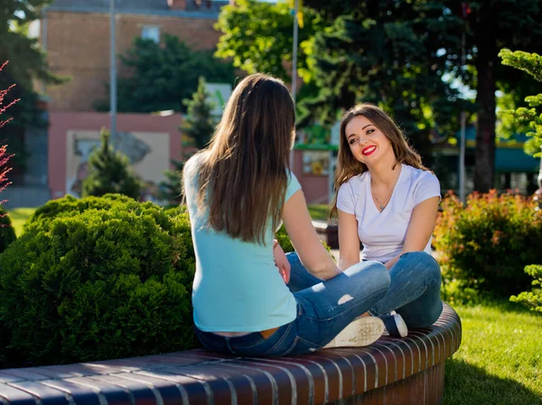 Twee Meisjes Vriendinnen Zitten Het Park Het Stadspark Kletsen — Stockfoto