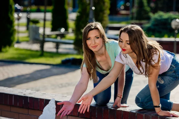 Twee Vriendinnen Jonge Meisjes Spelen Met Water Buurt Van Fontein — Stockfoto