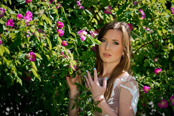 Retrato Una Hermosa Chica Morena Cerca Arbustos Verdes Flor Primer — Foto de Stock