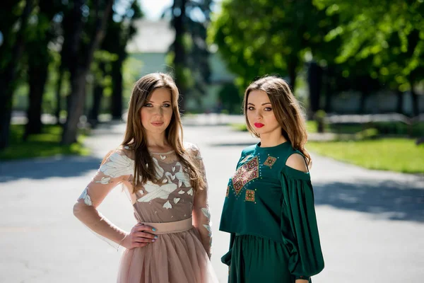 Két Barátnő Luxusruhás Fiatal Lányok Pózolnak Park Sikátorában — Stock Fotó