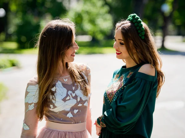 Duas Namoradas Meninas Vestidos Luxuosos Estão Posando Beco Parque — Fotografia de Stock