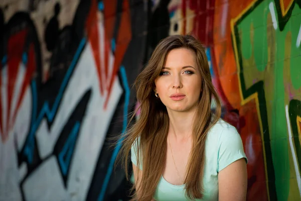 Retrato Una Chica Joven Atractiva Zona Ciudad Primer Plano — Foto de Stock