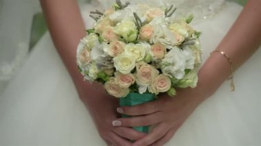 Düğün buketi gelinin elinde. Yakın plan..