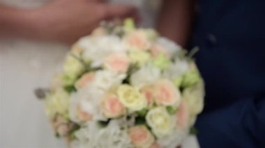 Düğün buketi damadın elinde. Yakın plan..
