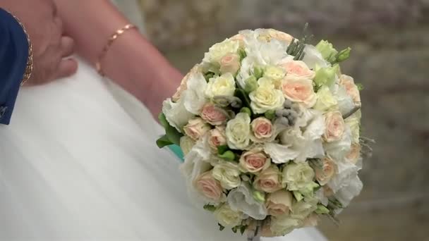 Bouquet de mariage dans les mains de la mariée. — Video