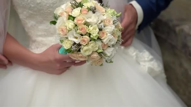 Buquê de casamento em mãos de noiva. — Vídeo de Stock