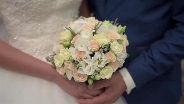 Bouquet de mariage entre les mains de la mariée. Gros plan . — Video