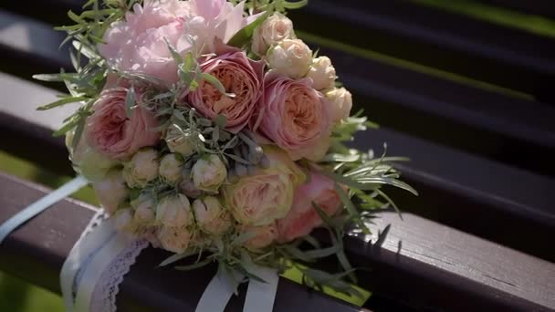 Gros plan sur un beau bouquet de mariage . — Video