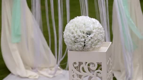 Een ruiker van kunstmatige bloemen op een bruiloft plechtigheid. — Stockvideo