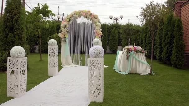 Arch and colorful backdrop flowers ready for wedding ceremony. — Stock Video