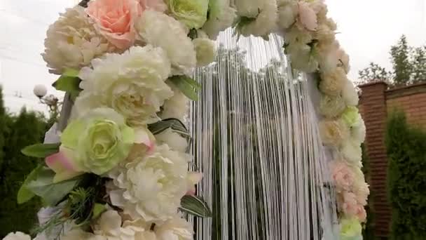 Arc et fleurs de toile de fond colorés prêts pour la cérémonie de mariage. Gros plan . — Video