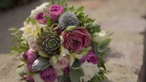 Bouquet of the bride on natural stone. Close-up. — Stock Video