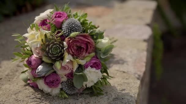 Bouquet of the bride on natural stone. Close-up. — Stock Video