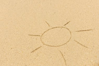 Kum üzerinde çizim yapan güneşin görüntüsü. Sandy arkaplanı.