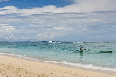 Balıkçı teknesi kıyıya dönüyor. Bali, Endonezya.