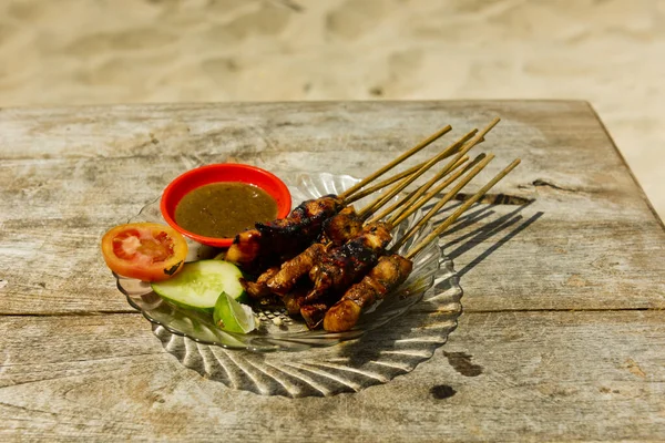 Baharatlı Soslu Izgara Tavuk Satay Ahşap Masadaki Salatalık Geleneksel Endonezya — Stok fotoğraf