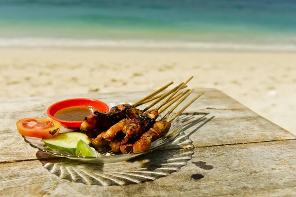 Baharatlı Soslu Izgara Tavuk Satay Ahşap Masadaki Salatalık Geleneksel Endonezya — Stok fotoğraf