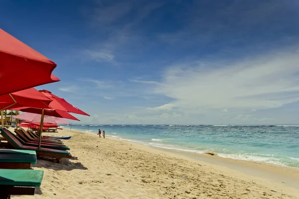 Pareja Joven Relajarse Vacaciones Playa Tropical Playa Pandawa Bali Indonesia — Foto de Stock