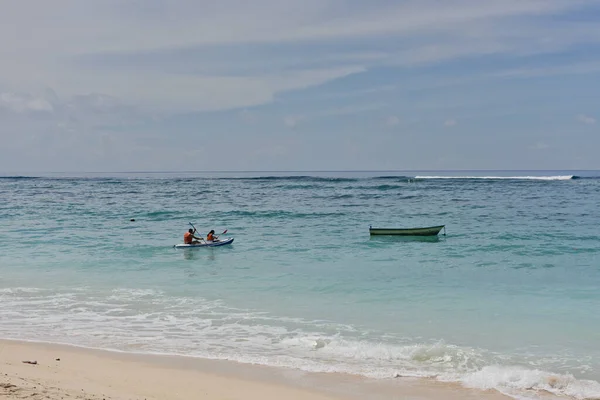 Pareja Joven Amor Montar Una Canoa Sus Vacaciones Bali Indonesia — Foto de Stock