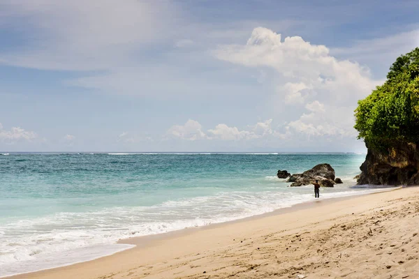 Ung Man Står Stranden Och Fiskar Stranden Pandawa Bali Indonesien — Stockfoto
