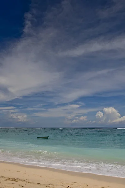 Barco Pesquero Anclado Una Laguna Desierta Bali Indonesia — Foto de Stock