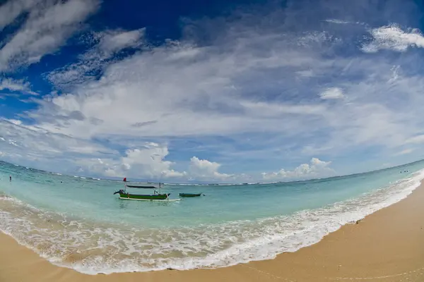 Рибний Човен Якорі Покинутій Лагуні Балі Індонезія — стокове фото