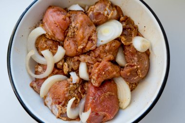 Soğanlı turşu ve tencerede baharat..