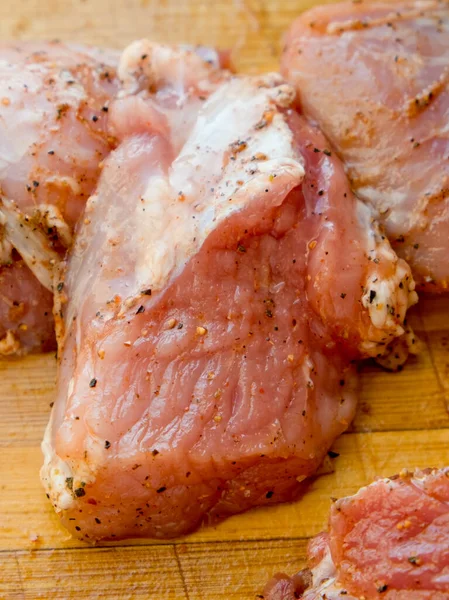 Eingelegte Rohe Fleischstücke Auf Einem Holzbrett Nahaufnahme — Stockfoto