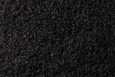 Ağır desenli siyah arkaplan.