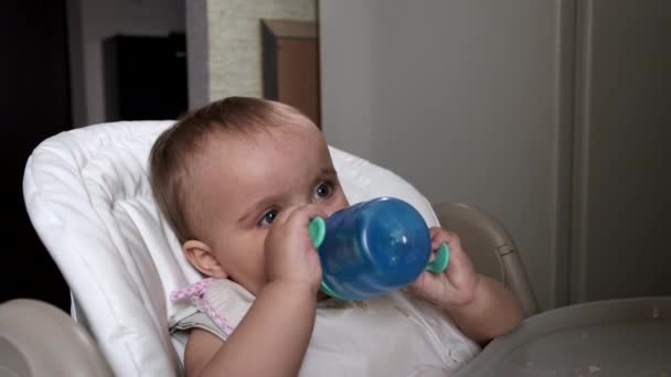 Hübsches kleines Mädchen trinkt Wasser aus Flasche. — Stockvideo