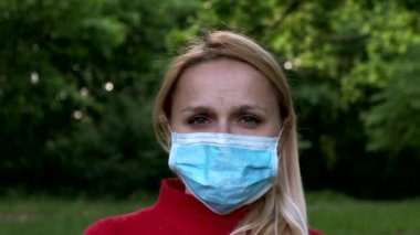 Coronavirus Karantinası 'nın sonu. Kız maskesini çıkarıyor ve dışarıda gülümsüyor.. 