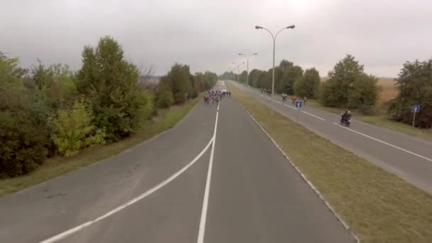 Киев, Украина - Май 2020: Вид с воздуха на велогонку вдоль дороги . — стоковое видео