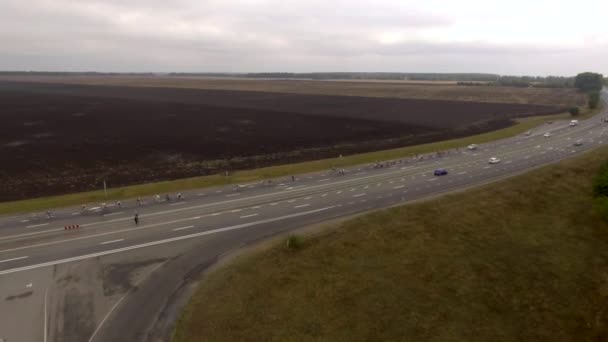 Vista aérea da corrida de ciclismo ao longo da estrada . — Vídeo de Stock