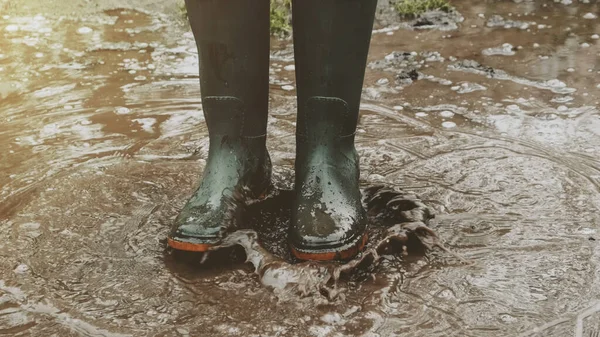 Primer Plano Botas Lluvia Verdes Salpicando Charco Fangoso Después Lluvia — Foto de Stock