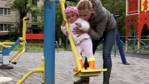 Mamma med dotter på lekplatsen. — Stockvideo