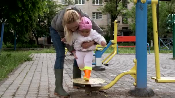 Mãe com a filha no parque infantil . — Vídeo de Stock